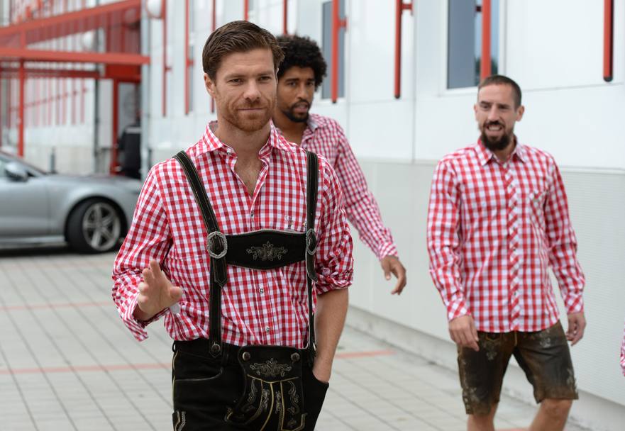 Monaco - Xabi Alonso, Dante e Franck Ribery vestiti con abiti tradizionali bavaresi (Ap)